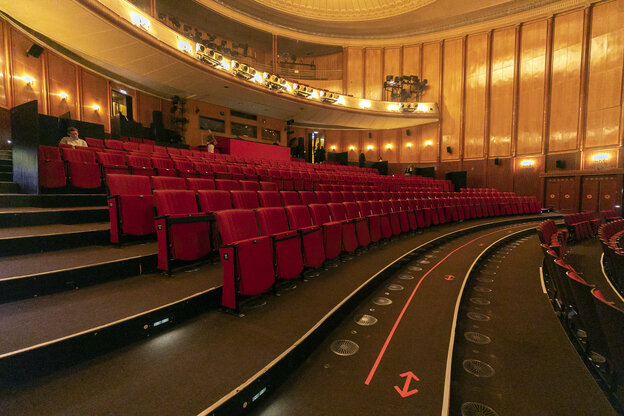 Sitzreihen im Saal mit eingezeichneten Laufwegen Sitzreihen im Saal mit eingezeichneten Laufwegen