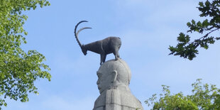 Steinbock-Skulptur auf dem Kopf des Hamburger Bismarck-Denkmals