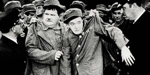 Eiune Szene aus dem Film "Pardon Us Jailbirds" mit Stan Laurel und Oliver Hardy