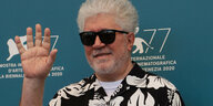 Der Regisseur Pedro Almodovar mit Sonnenbrille winkt