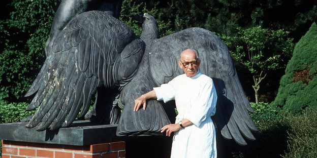 Arno Breker, der „Hofbildhauer Hitlers“, im Garten vor einer Skulpturen.