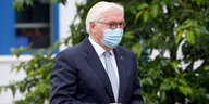 Mit einer Mund-Nase-Maske kommt Bundespräsident Frank-Walter Steinmeier zu einem Termin