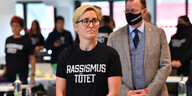 Susanne Hennig-Wellsow (Die Linke) trägt zu Beginn der Sondersitzung des Thüringer Landtags zum Corona-Hilfspaket schwarze T-Shirts mit dem Aufdruck «Rassismus tötet».