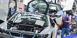 Mitarbeiter im BMW-Werk Leipzig arbeiten in der Montage des i8.