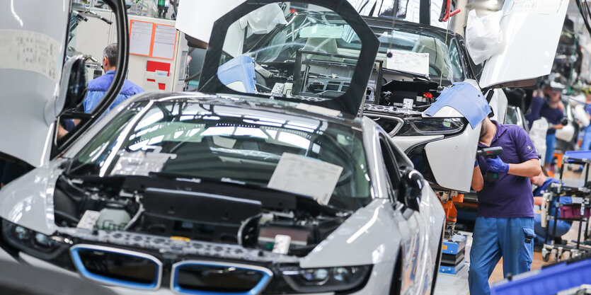 Mitarbeiter im BMW-Werk Leipzig arbeiten in der Montage des i8.