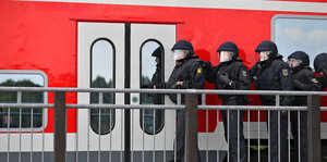 Bundespolizisten stehen bei einer Übung vor einem Zug.