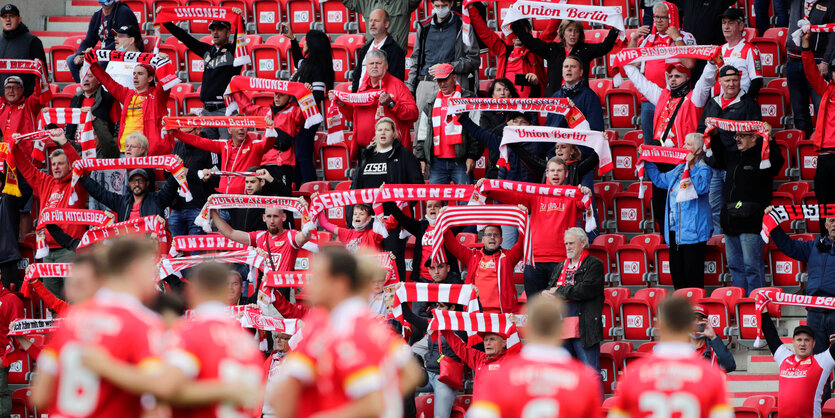 Zuschauer mit roten Union-Schals stehen auf der Tribüne