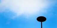 Die silhoulette einer sirene vor blauem himmel