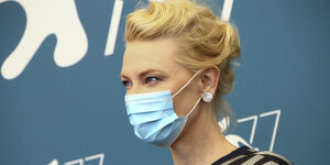 Cate Blanchett trägt einen Mundschutz
