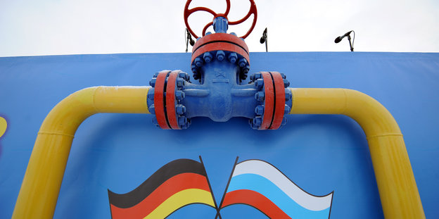 Erdgasleitung mit deutscher und russischer Flagge