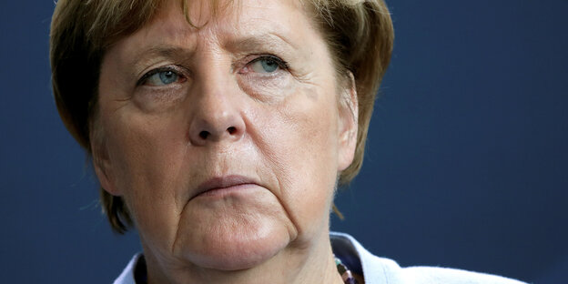 Angela Merkel Nahaufnahme, sie schaut skeptisch oder besorgt