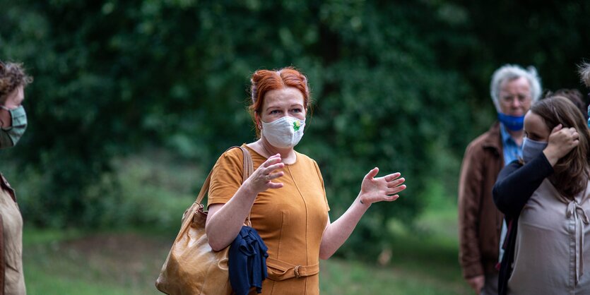 OB-Kandidatin Katja Dörner steht auf einer Wiese.