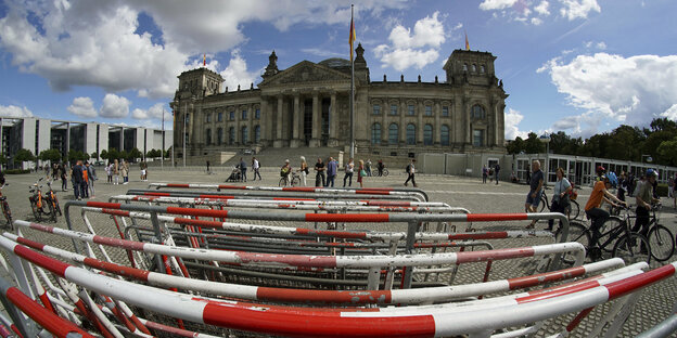 Polizeigitter vor dem Reichstaggebäude