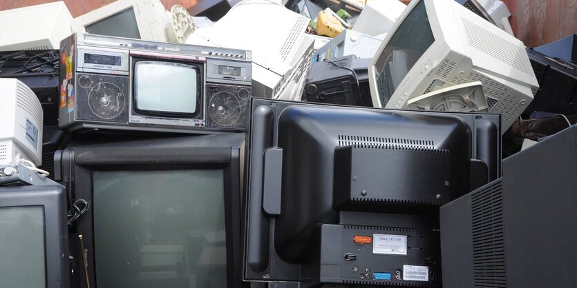 alte röhrenfernseher und Bildschirme auf dem Wertstoffhof