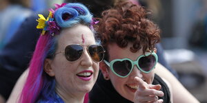 Zwei lesbische Frauen warten auf das Ergebnis des Homoehe-Referendums in Irland.