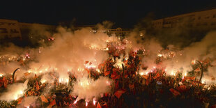 Demonstranten in der Nacht mit Fackeln.