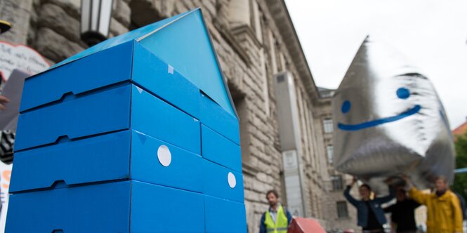 Blaues Haus und Hausballon als Symbol der Initiative "Berliner Mietenvolksentscheid"