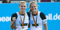 Kim Behrens und Cinja Tillmann stehen als Drittplatzierte auf dem Podest bei den Deutschen Beachvolleyball-Meisterschaften.