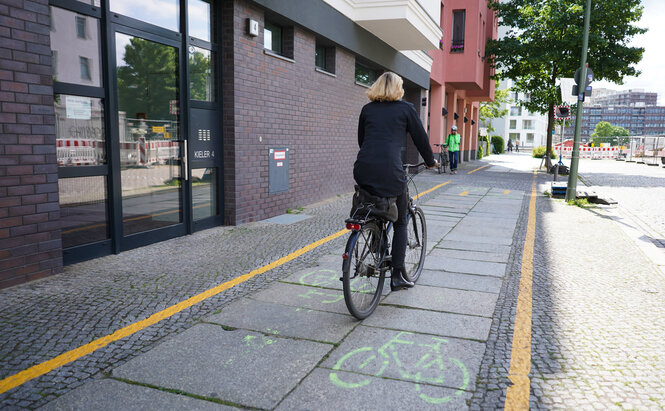 Eine Frau fährt auf einen Radweg