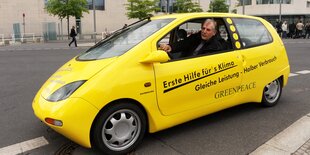 Das Dreiliterauto Smile von Greenpeace vor dem Bundeskanzleramt