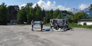 abgesperrter Parkplatz mit Menschen