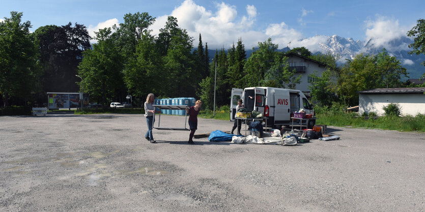 abgesperrter Parkplatz mit Menschen