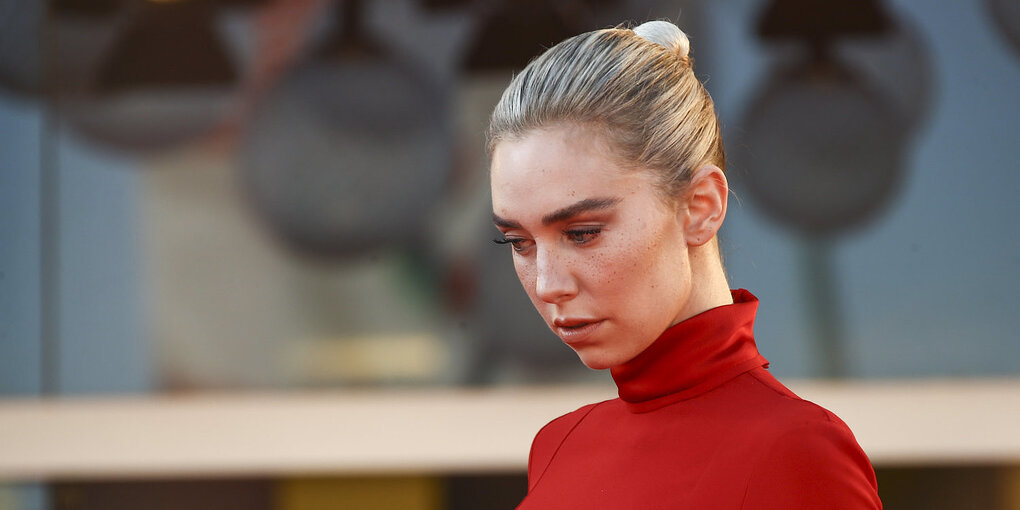 Portrait von Vanessa Kirby, die ein rotes Kleid trägt