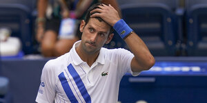 Djokovic legt bestürzt die Hand auf seine Stirn