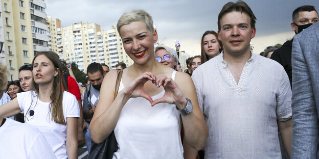 Maria Kolesnikowa formt bei Protestzug mit den Händen ein Herz.