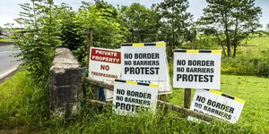 An der Grenze zwischen der Republik Irland und Nordirland stehen viele Protestschilder gegen eine harte Grenze