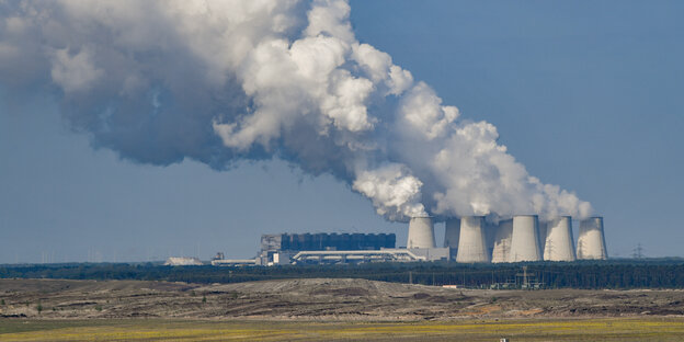 Dampfende Kühltürme von Kohlekraftwerk