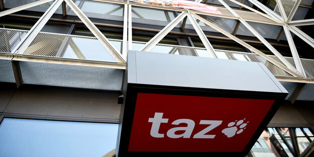 Eingang zur TAZ mit taz Logo auf rotem Grund