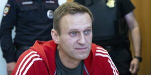 EIn Mann mit rotem Trainingsanzug, Alexej Nawalny