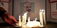 ein Bild Khashoggis, davor Kerzen