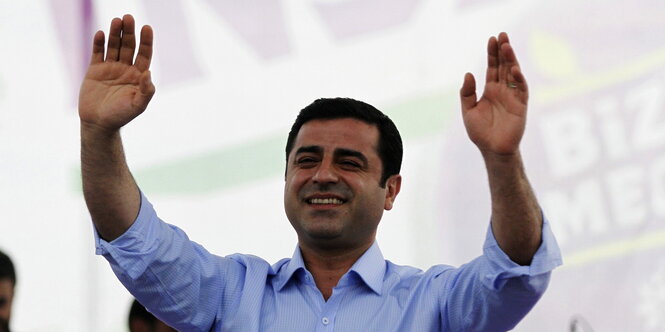 Selahattin Demirtas winkt Unterstützern