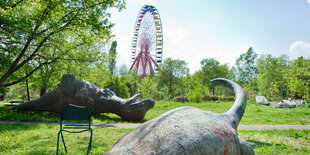 Dinoskulpturen und Riesenrad im Spreepark