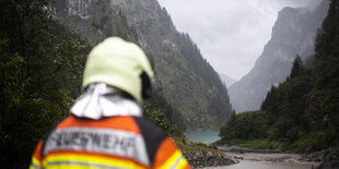 Ein Feuerwehrmann am Ufer eines Schluchtensees.