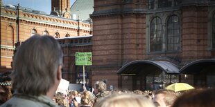 Klimaschutzdemo vor dem Hauptbahnhof mit Plakaten vor Corona-Zeiten