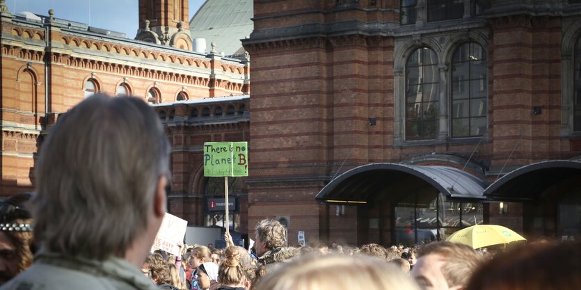 Klimaschutzdemo vor dem Hauptbahnhof mit Plakaten vor Corona-Zeiten