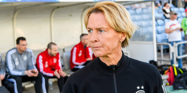 Bundestrainerin Voss-Tecklenburg schaut sorgenvoll aufs Spielfeld