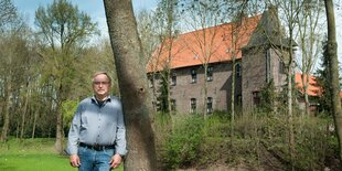 Wilfried Lörkens vor der Wasserburg