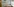 Leeres Klassenzimmer mit Weltkarte im Hintergrund