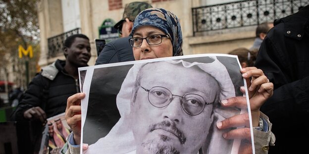 Eine Frau hält ein Foto von Jamal Khashoggi
