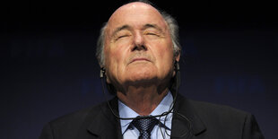 Sepp Blatter mit geschlossenen Augen