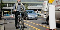 Ein älterer Mann fährt auf einem in der Coronakrise entstandenen Radweg