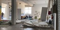 Im Innenraum der Galerie Sfeier-Semler in Beirut liegen Trümmer.