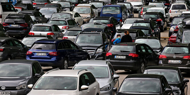 Viele Autos stehen auf einem Parkplatz