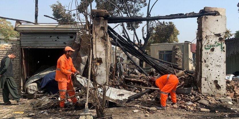 Arbeiter räumen nach Anschlag in Kabul auf