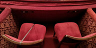 Um Abstand zu gewähren, ist jeder zweite Sitzplatz im Landestheater Salzburg mit einem Gurt gesperrt.