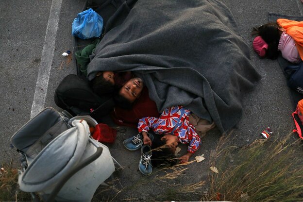 Eine Familie schläft auf der Straße